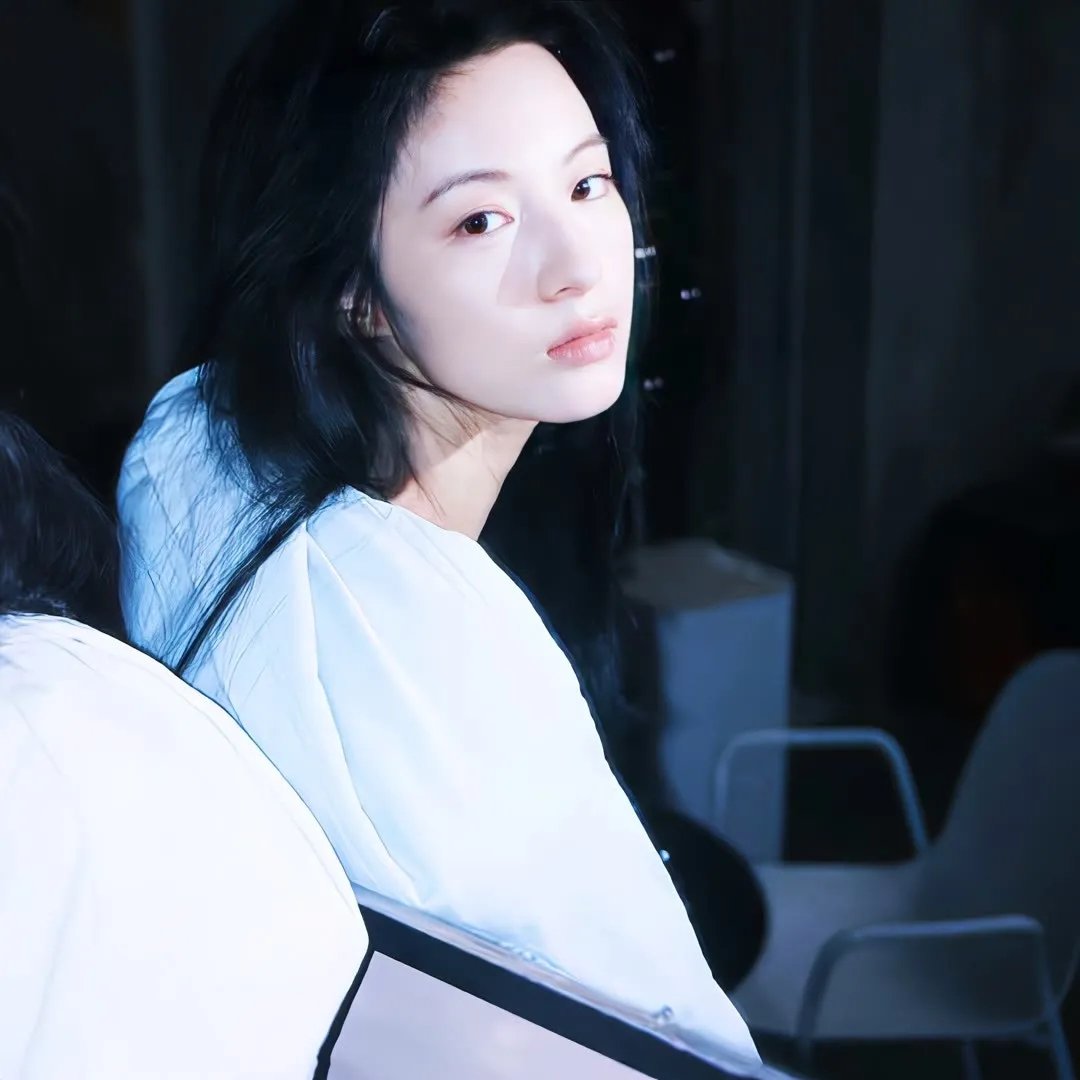 中央舞台：踮起脚尖